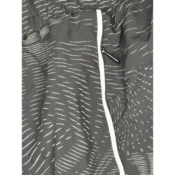 NWT Fabletics Women's Black Full Speed Mid-Rise Shorts Reflective Pockets XL - Picture 9 of 10